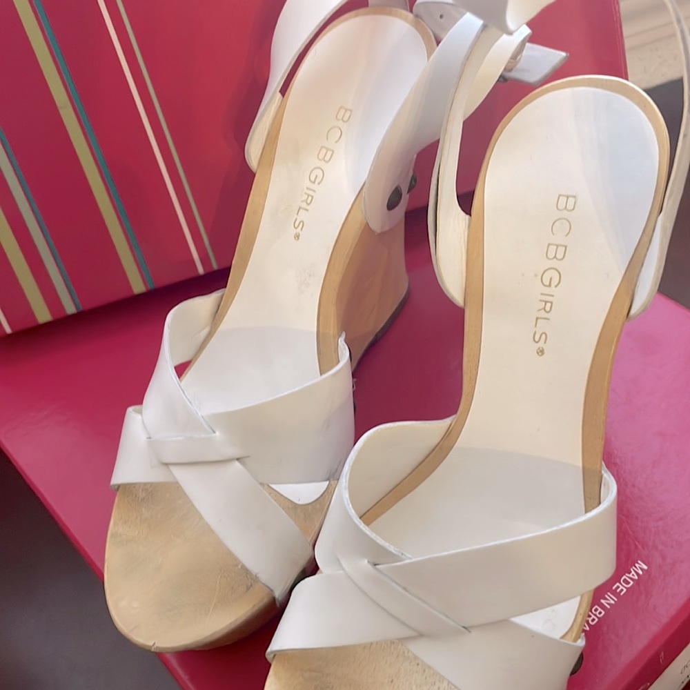 BCBG Platform White Sandal Sz 6 - Picture 3 of 7